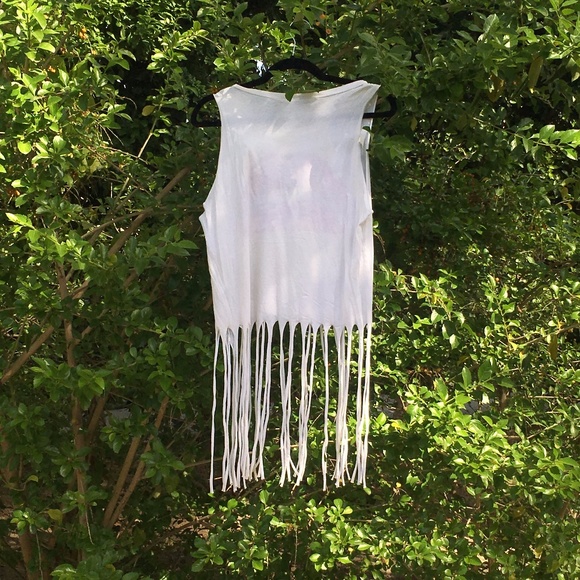 *FLASH SALE* White Sleeveless Red Lips Top Fringe - Picture 2 of 3